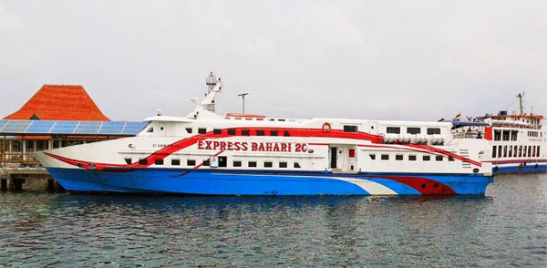 Pelayaran Perdana KM Express Bahari Pelni ke  Kepulauan  